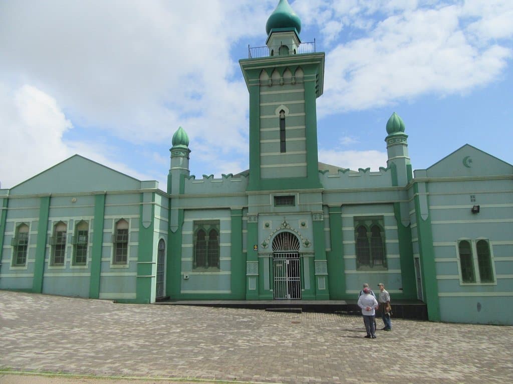 Hindu Temple and Muslim mosques stand out. On the walking tour you will get more information
