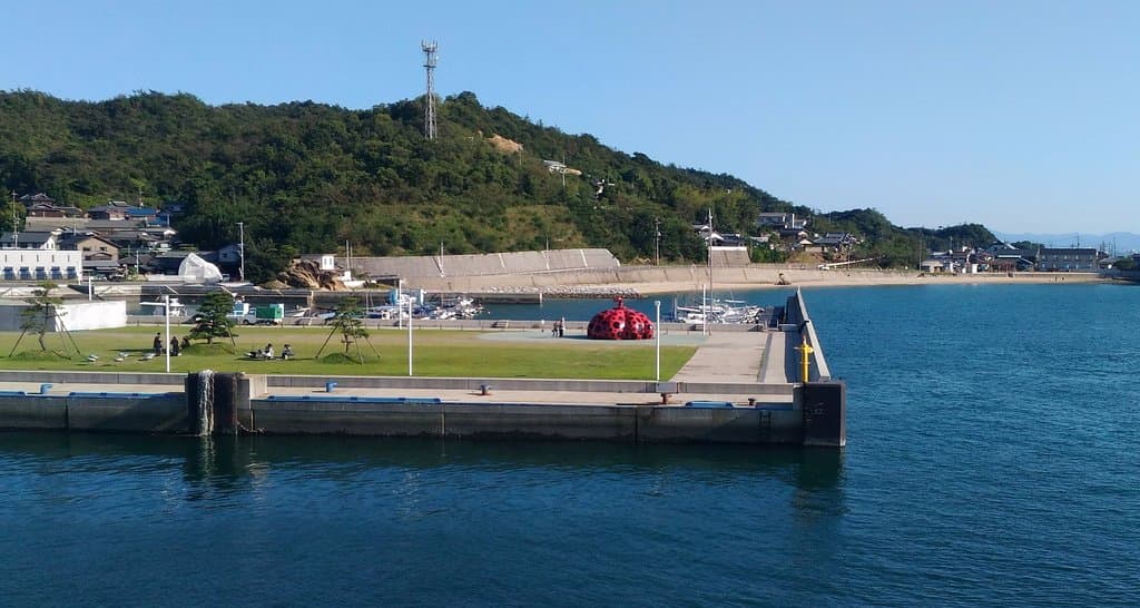 從渡輪甲板上遠眺港口的紅南瓜,就如同一隻大瓢蟲,非常亮眼!