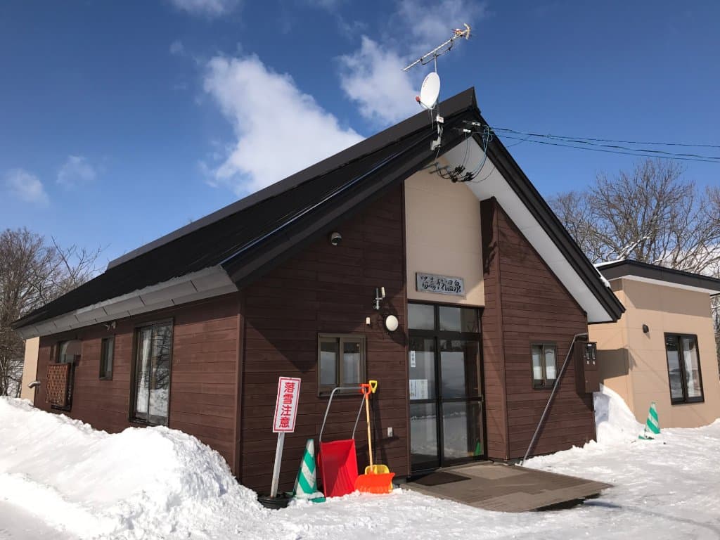 施設外観。駐車場はこの左側。