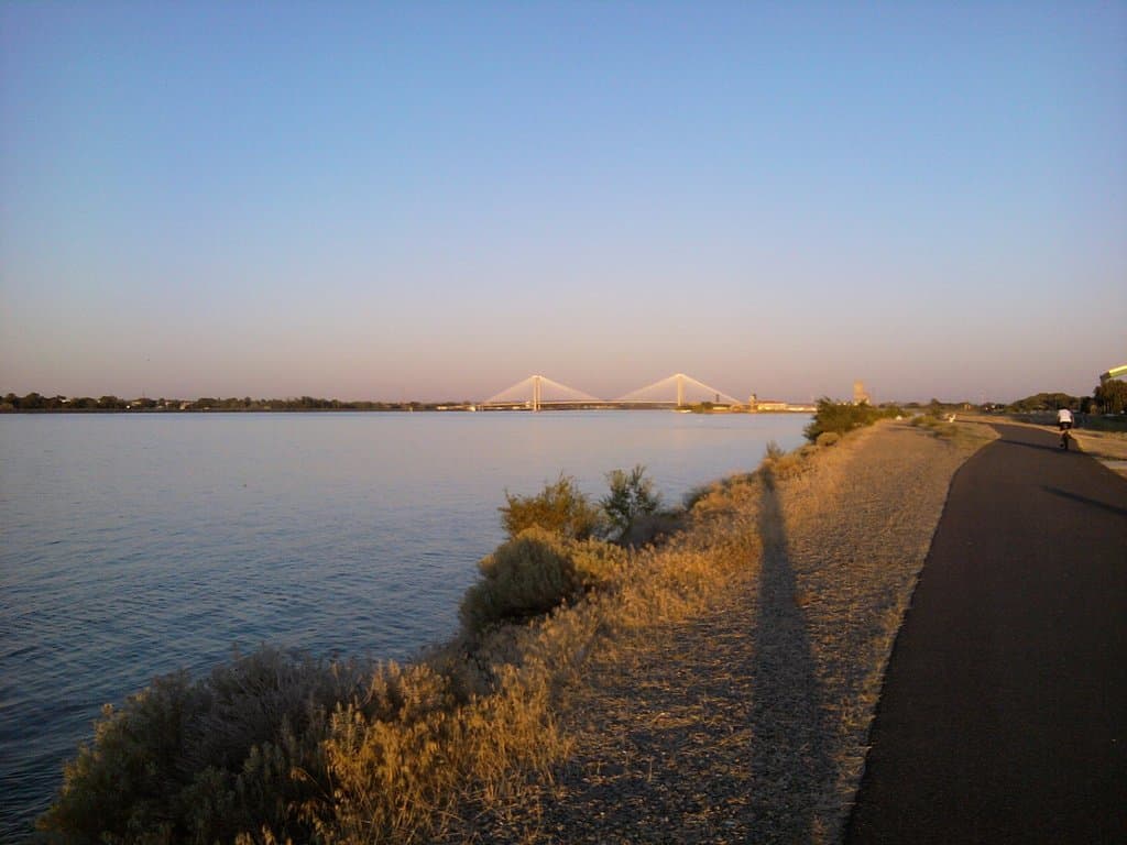 Trail along the Kennewick side