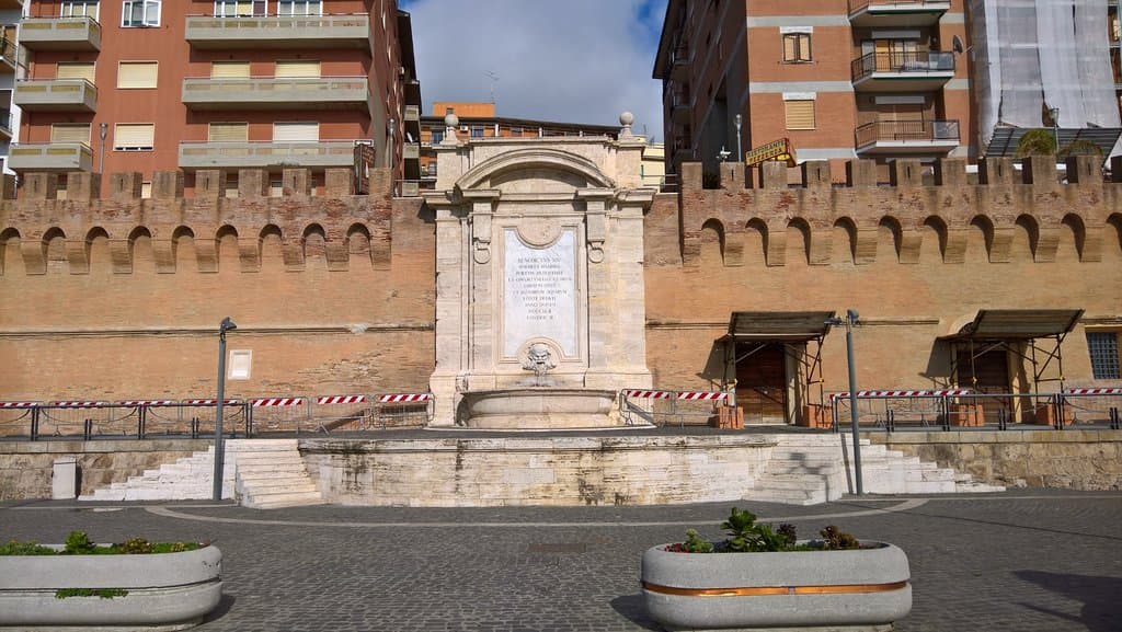 La fontana dalla passeggiata.