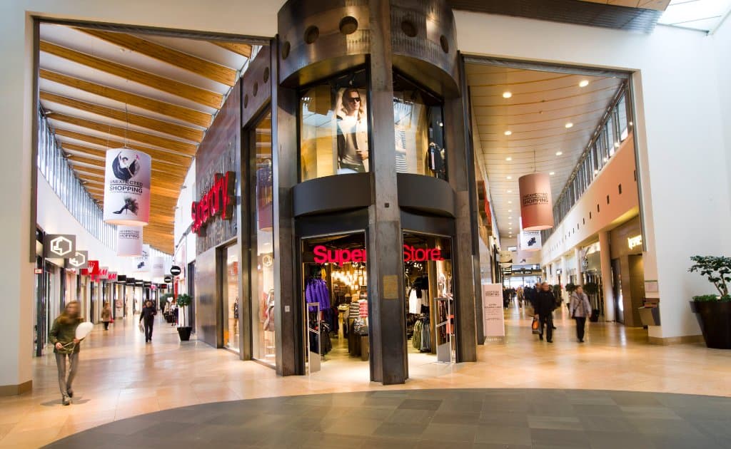 Rembrandthof: Bijenkorf / Superdry