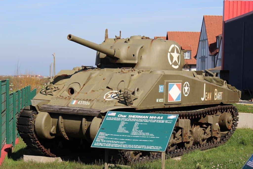 Char Sherman exposé à l'entrée