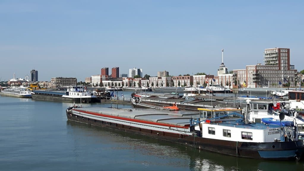 Katendrecht vanaf de Maashaven gezien