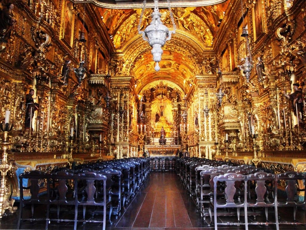 vista da igreja e seu resplendor em ouro