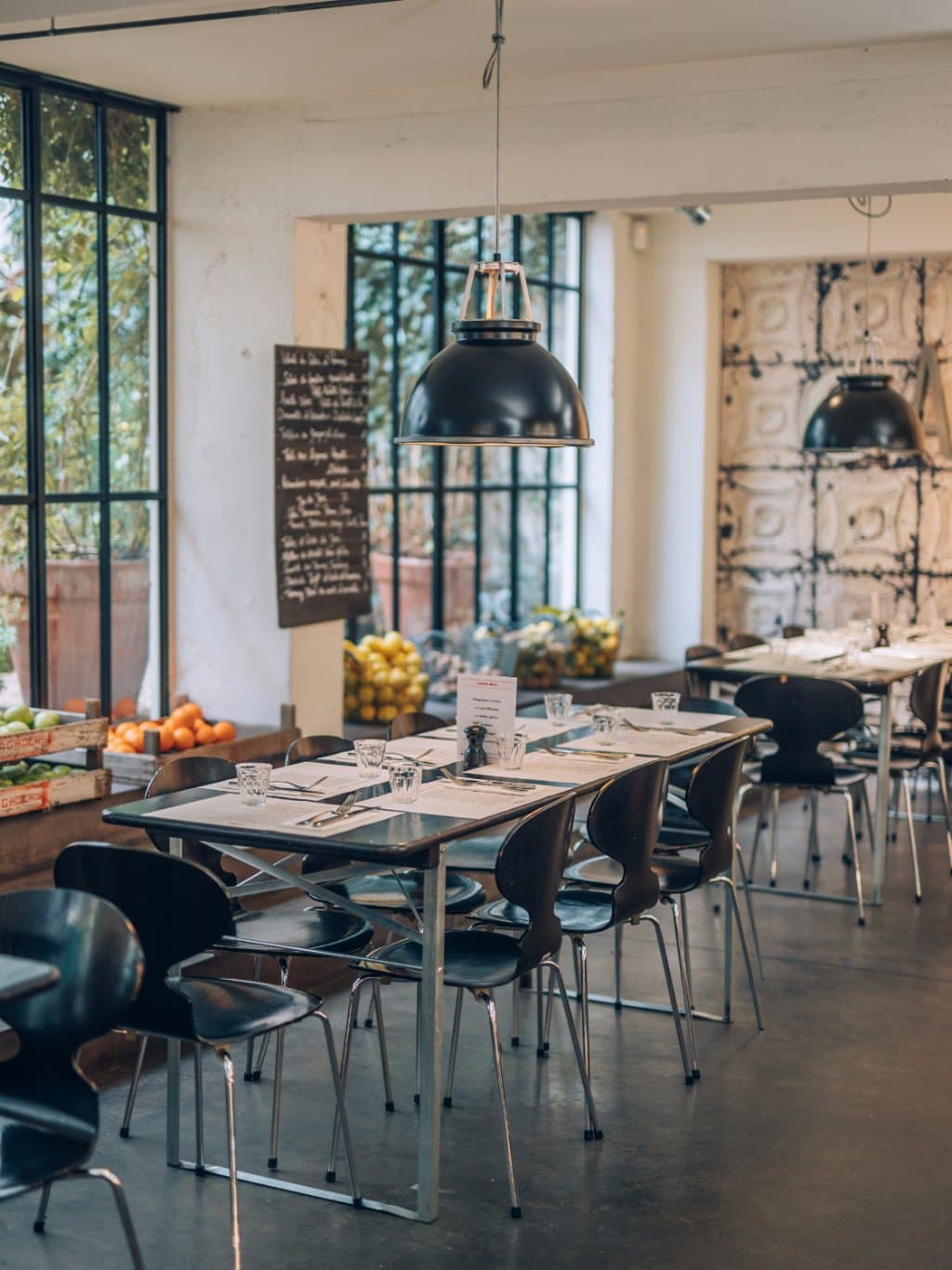 Ouvert sur un petit jardin, la cantine propose tous les jours un déjeuner équilibré et sain. Niv