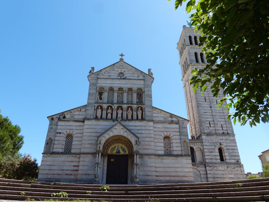 vista della facciata dalla scalinata che scende alla costa