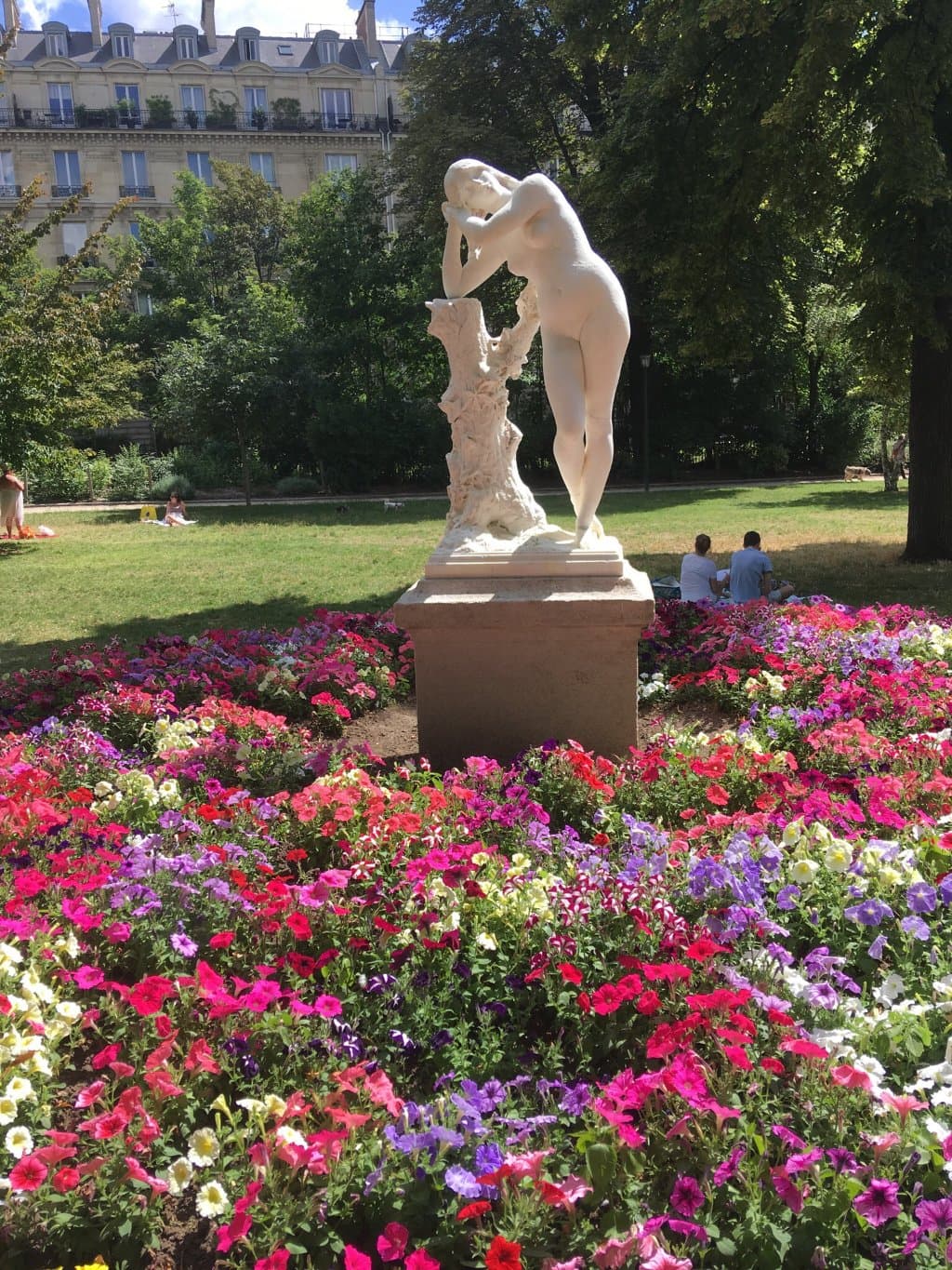 Walk through the Jardin du Ranelagh