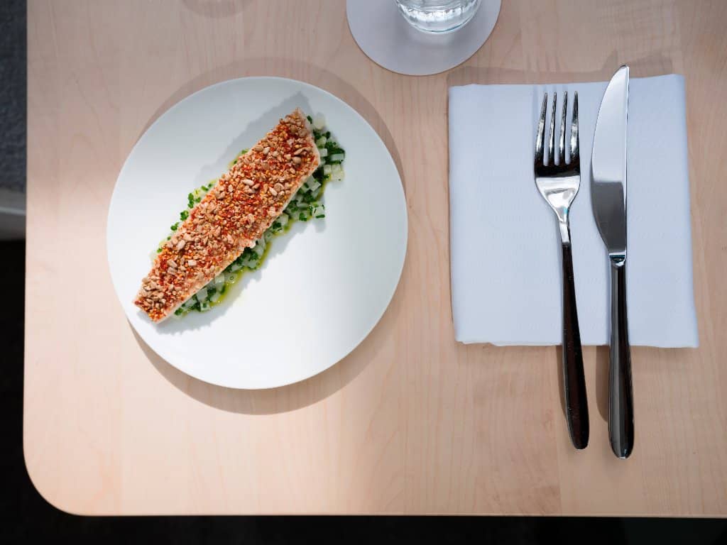 Spargelschaalsuppe, Creme Fraiche, Mandelöl & Holunderblüten