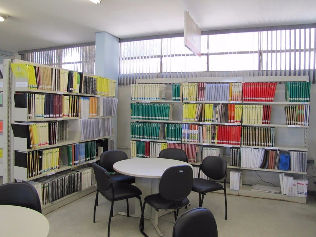 Seção de livros em braile.