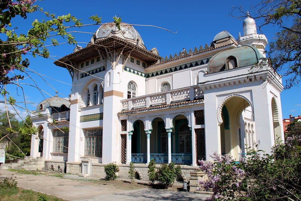 Центральный фасад особняка обращен на юг