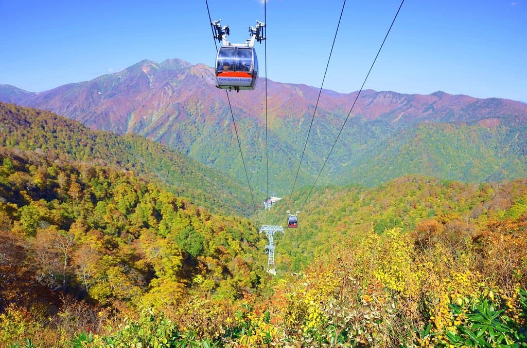 紅葉とロープウェイ(10月)