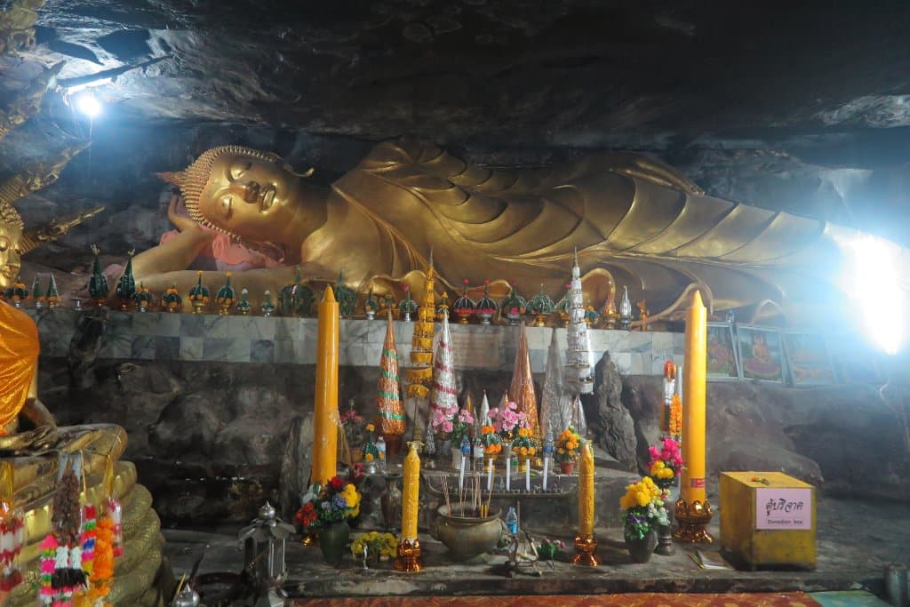 มีองค์พระนอนขนาดใหญ่ปานกลางให้สักการะบูชาครับ