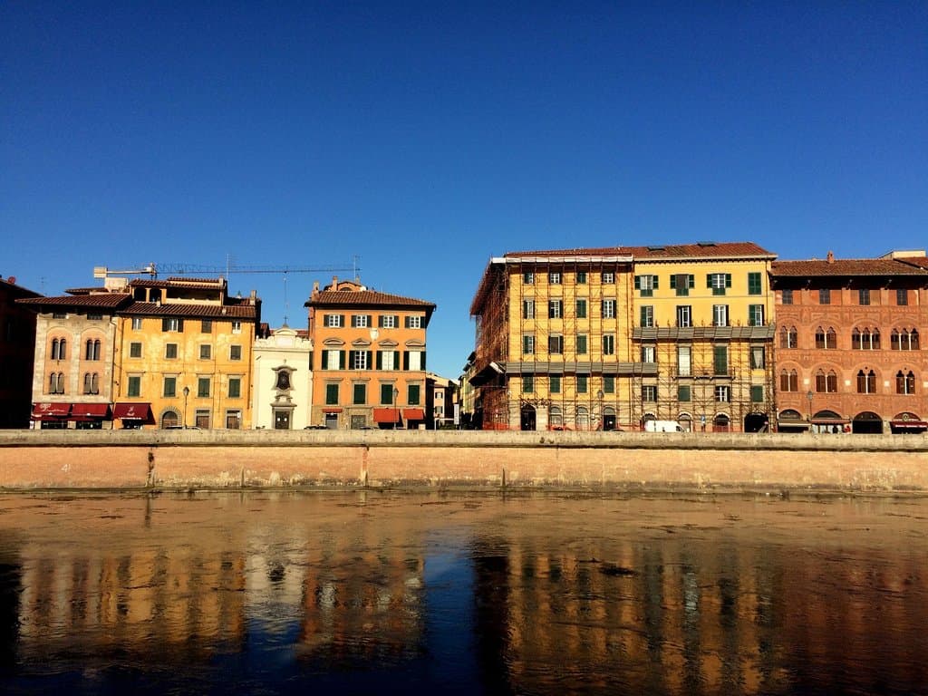 Il Lungarno di fronte al palazzo