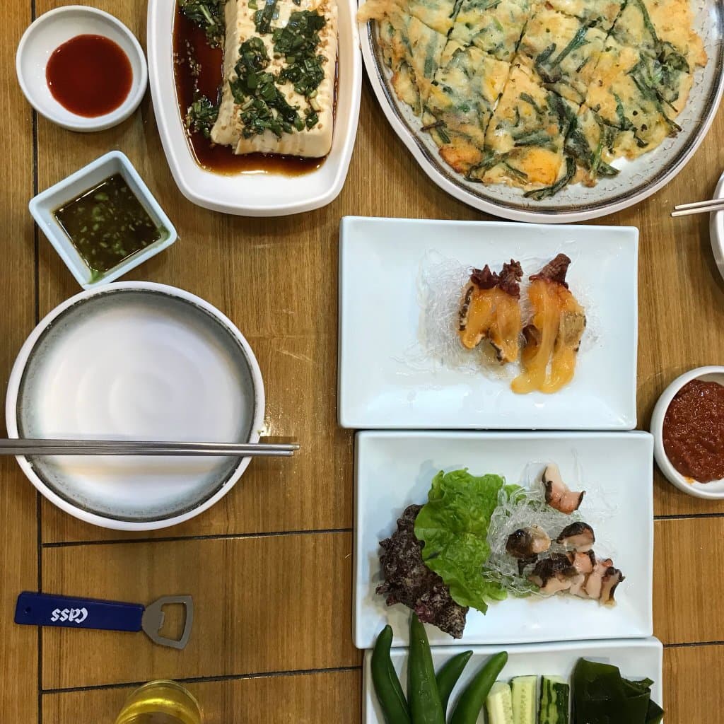 여느 횟집과 다른건 없어요. 굳이 맛집이라고 할건 아닌거 같습니다. 사장님 내외분은 친절하시구요. 소라. 멍게. 부침개. 비빔국수. 매운탕이 나와요.