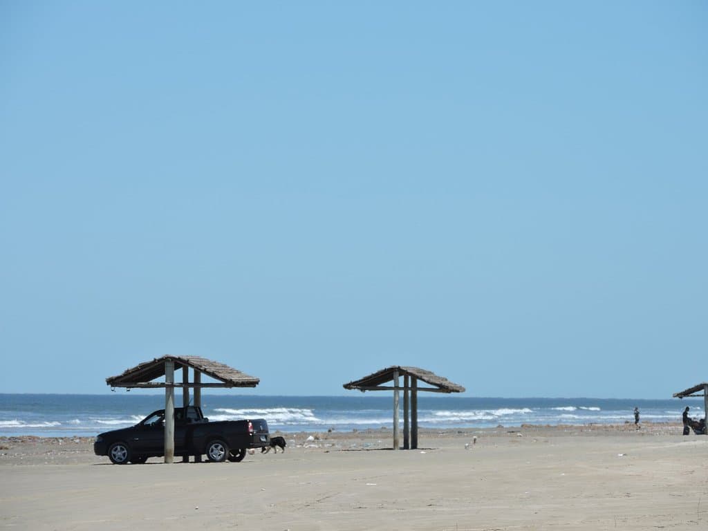 sombra à beira da praia