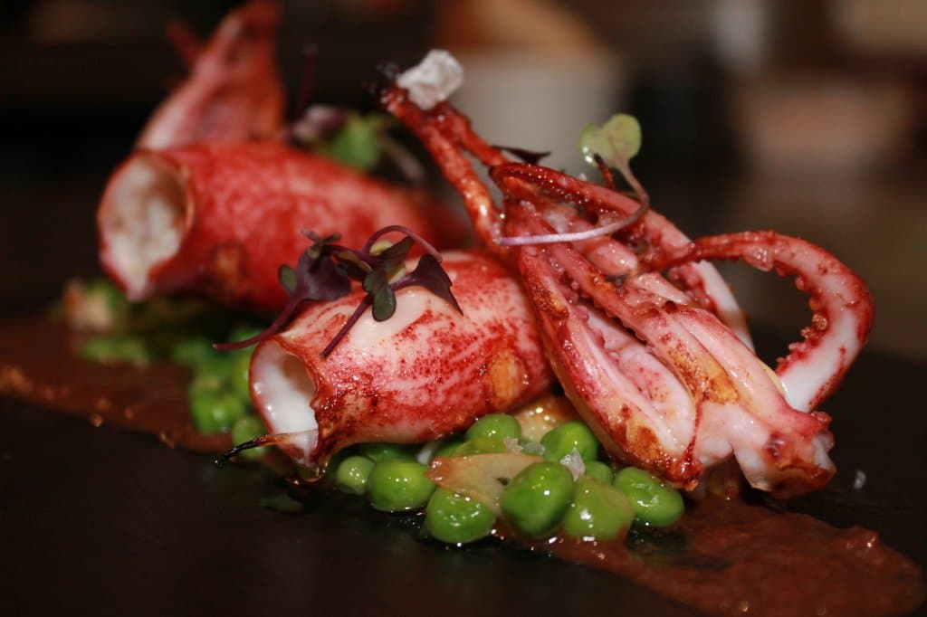 Canana a la brasa con guisantes de temporada