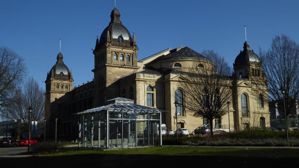 Blick von der Schwebebahnstation kommend