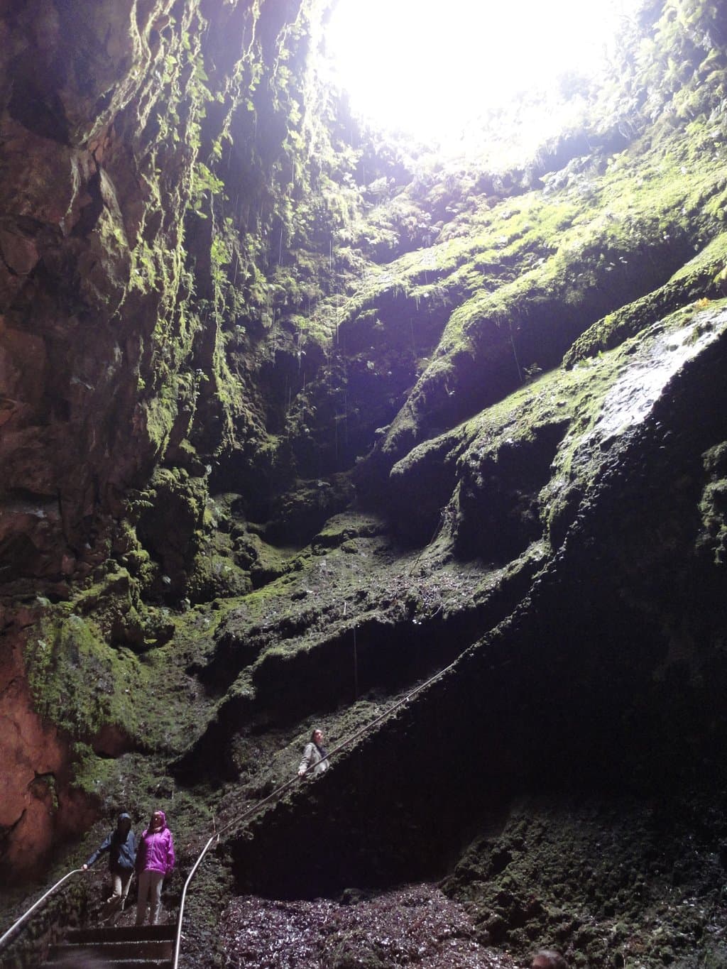 Se accede al volcán varios metros por debajo de su cráter.