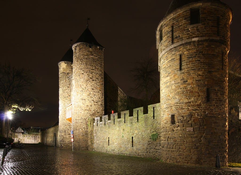 De Helpoort dateert uit 1229