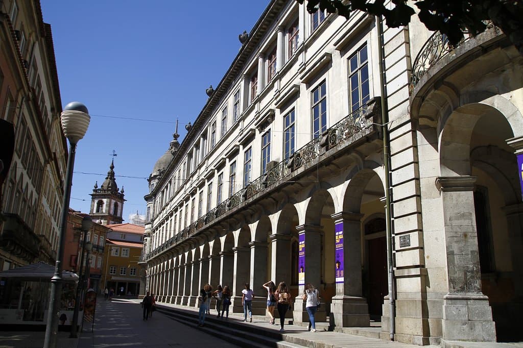 Arcadas en uno de los laterales de la calle
