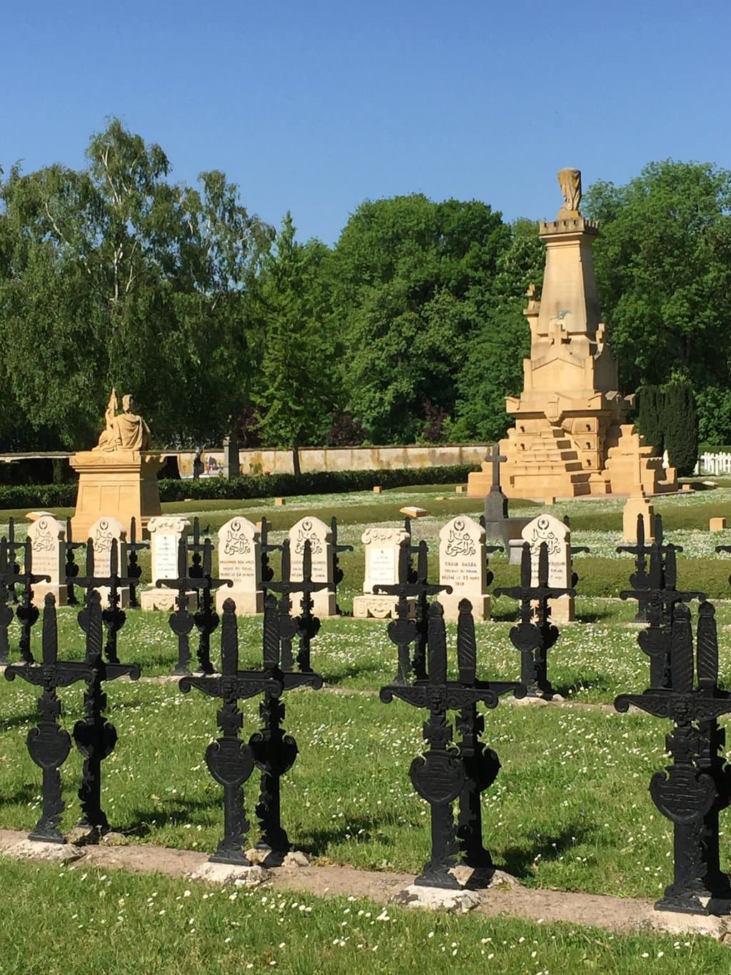 Vue des différentes tombes, des différents pays, des différents conflits