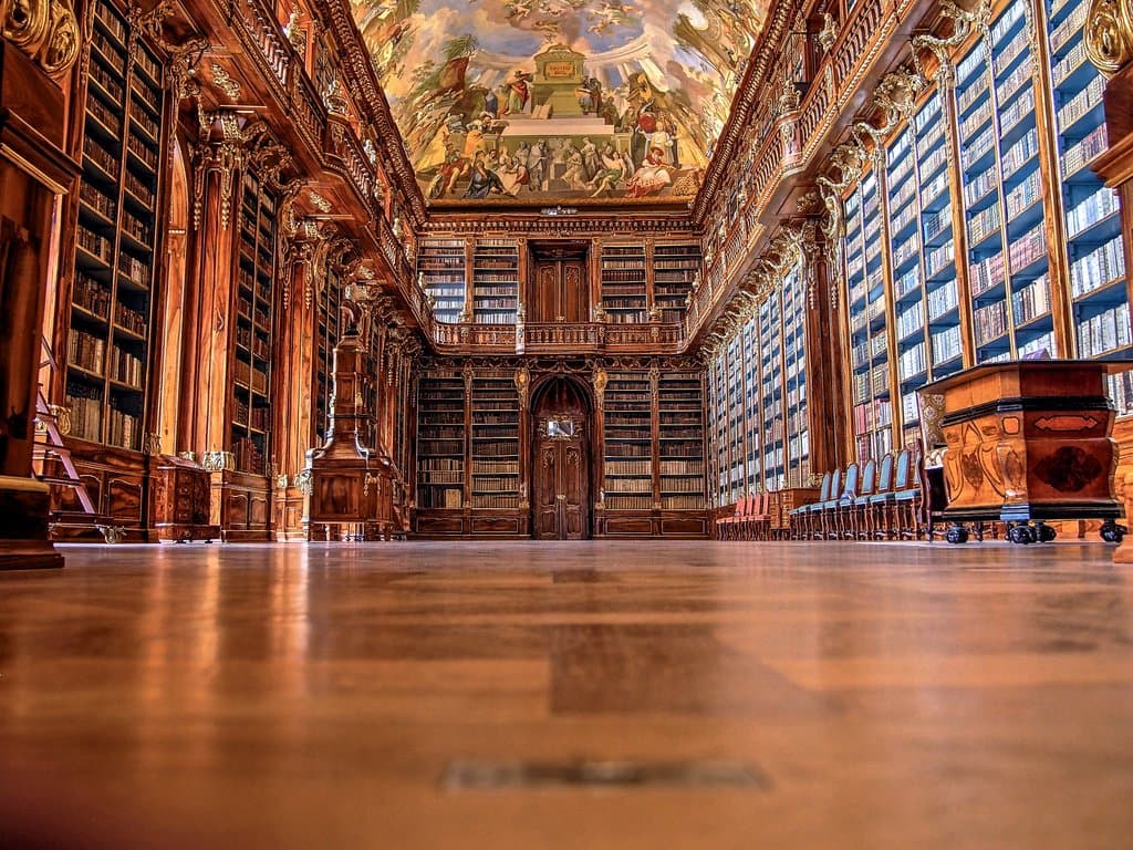 入口側の図書室