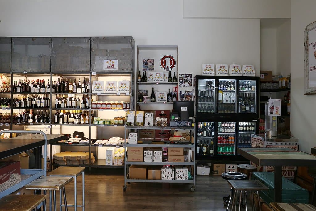 Una seconda sala ospita i tavoli e le sedute