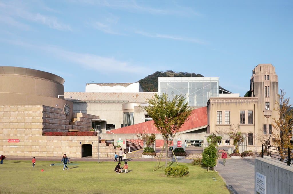 隣には芝生公園が広がる。