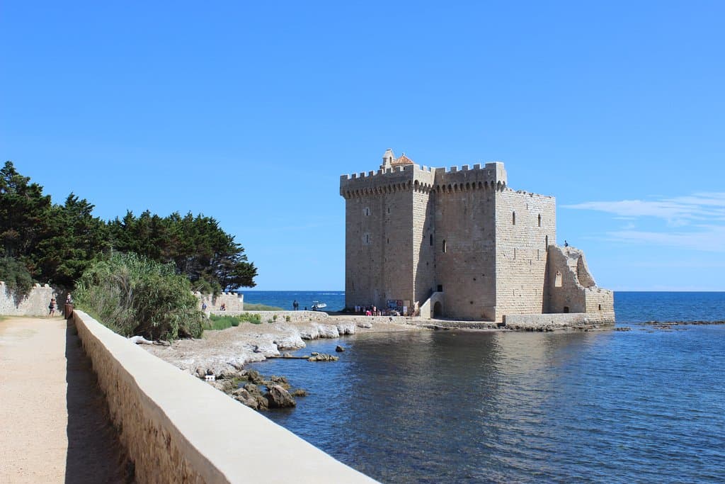 On the pathway to Le Monastere Fortifie