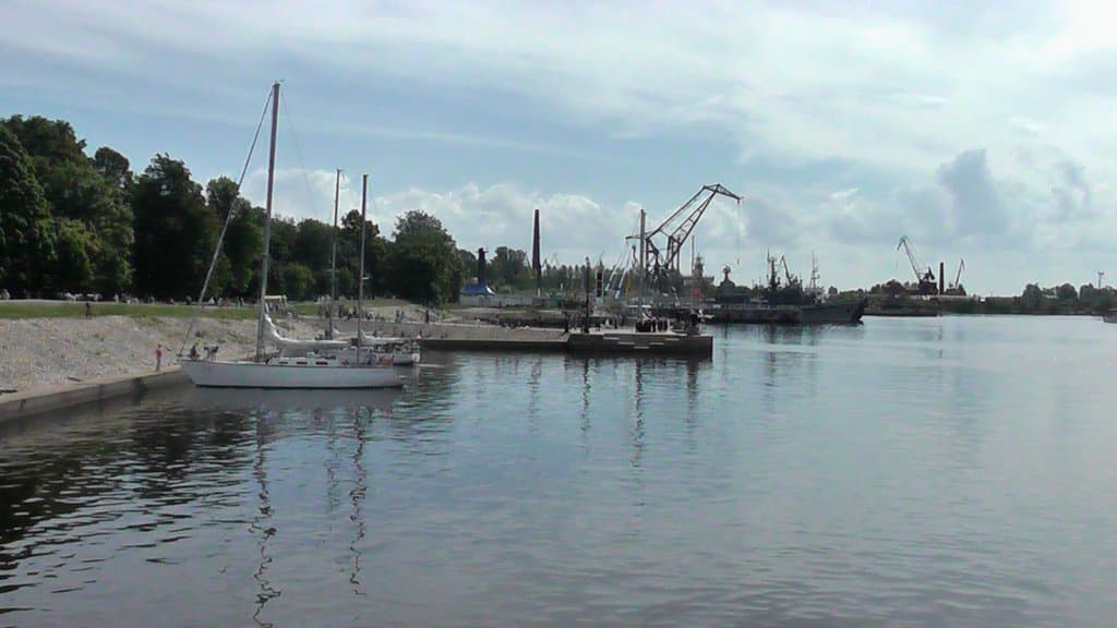 Набережная у Петровского парка в Кронштадте...