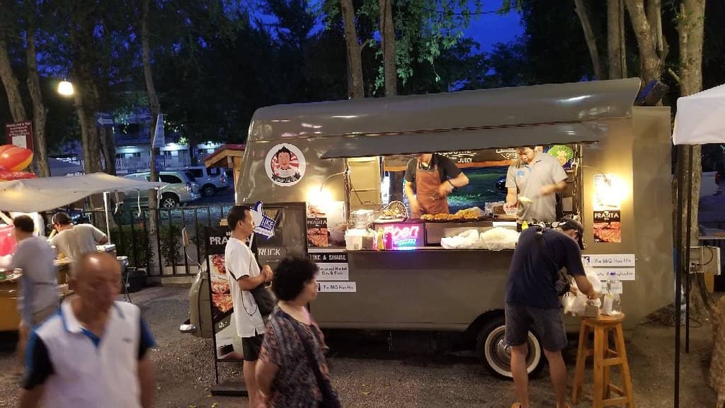 Live Music & Chill Atmosphere