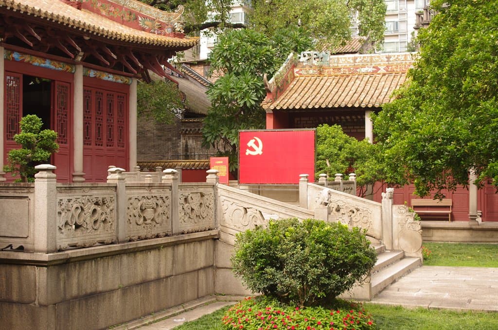 There's even a Chinese flag as a background for your selfi.