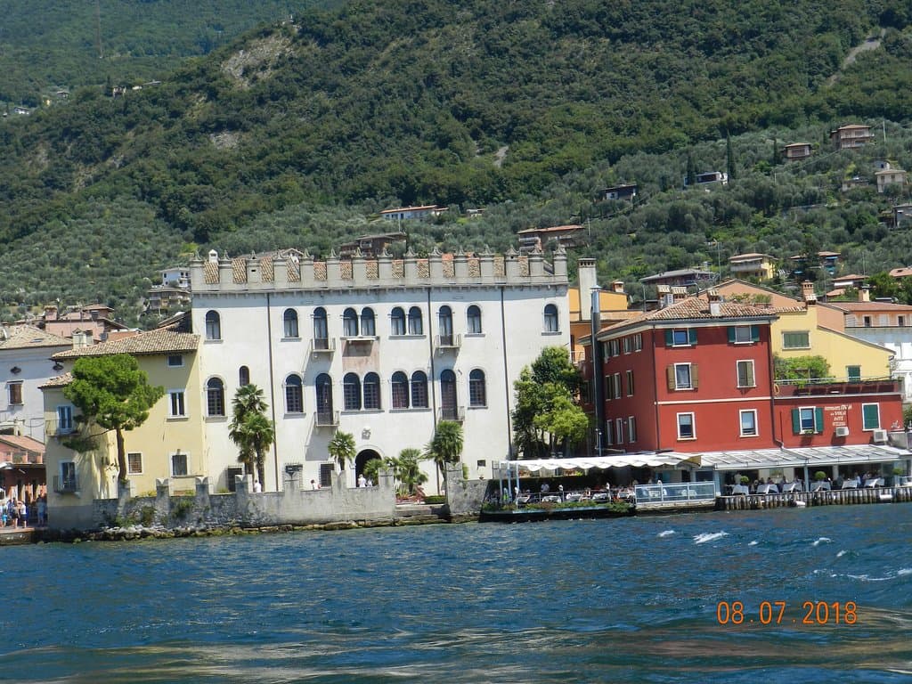 La facciata vista dal lago