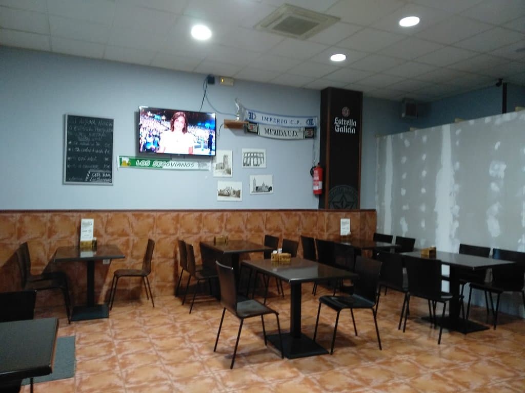 Bocadillos con gluten (el grande) y sin gluten de calamares muy buenos y baratos. Interior, cart