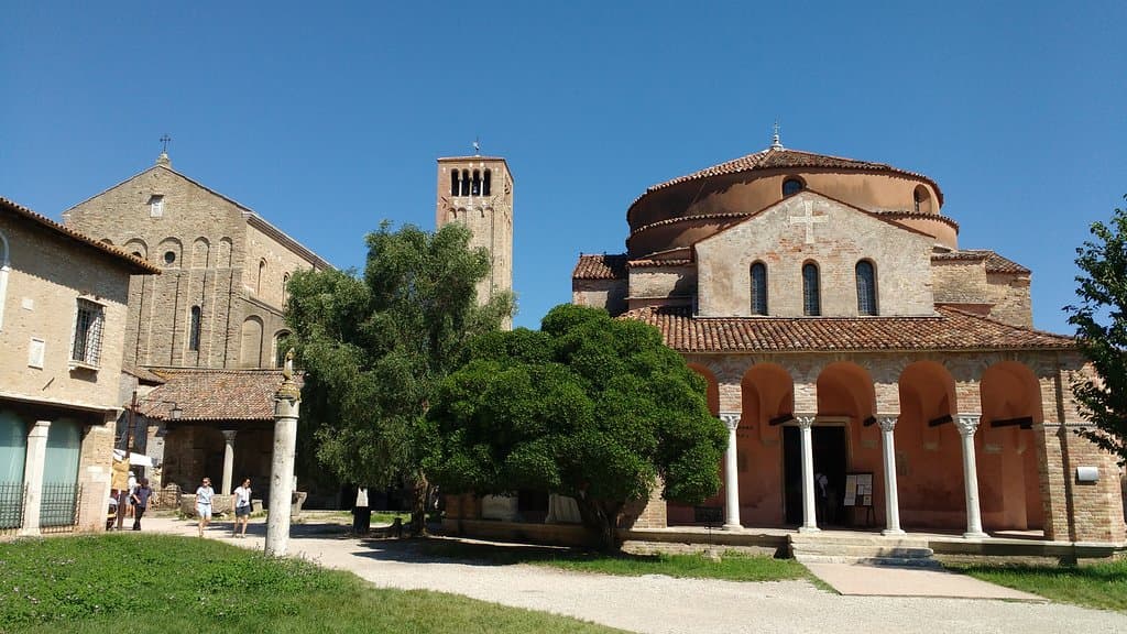 Santa Fosca à direita, campanário ao centro e Basilica di Santa Maria Assunta à esquerda.
