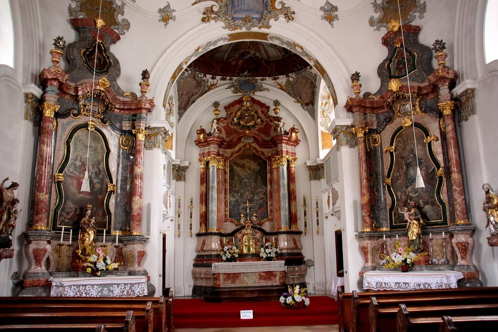 Hauptalter und Nebenaltäre im Chor