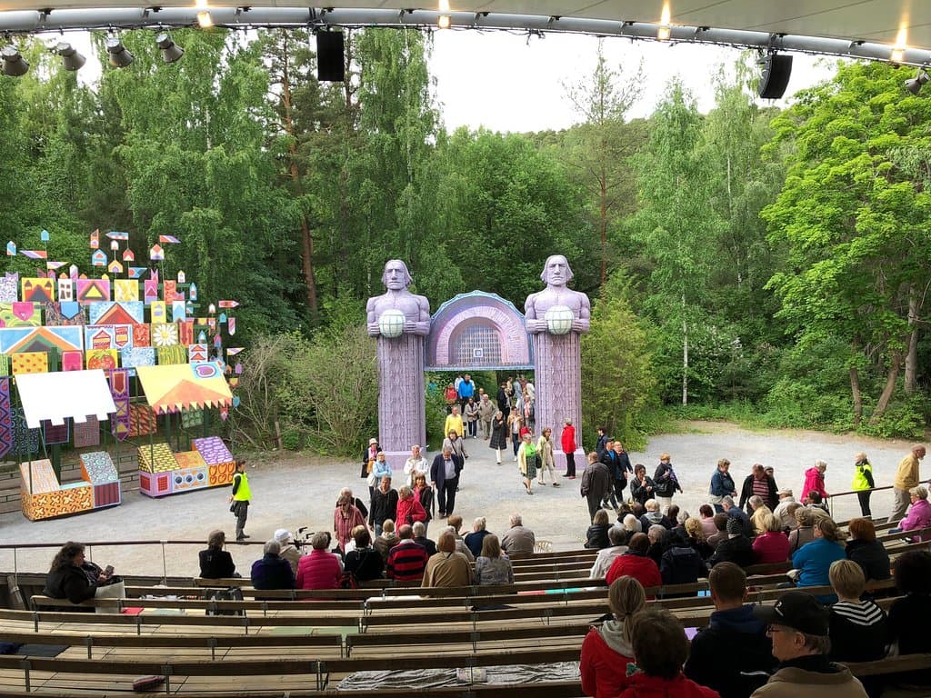 "Ehtoolehdon sankarit" play at the Pyynikki Summer Theatre