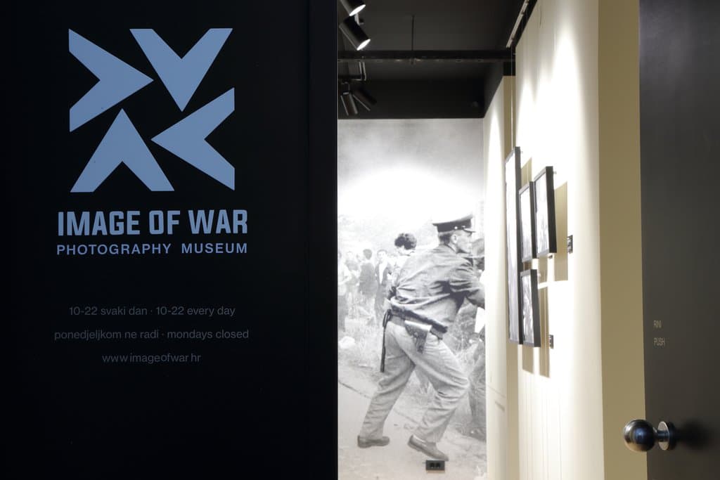 Working hours and museum entrance.