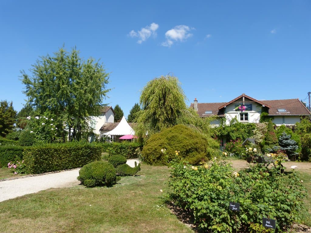 Bâtiments vus depuis la roseraie.