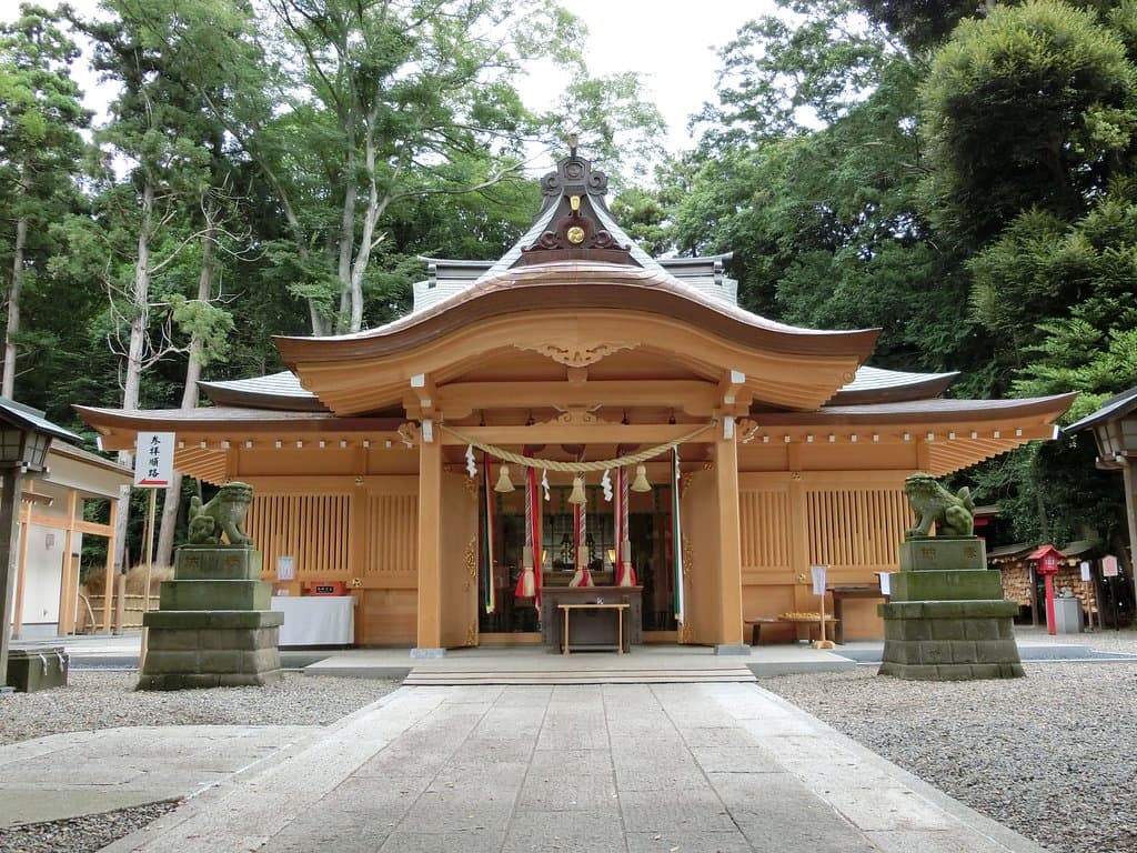 80名様が一度に入れる拝殿を備え、安産祈願・結婚式・厄除け・商売繁盛の方で賑わっています。