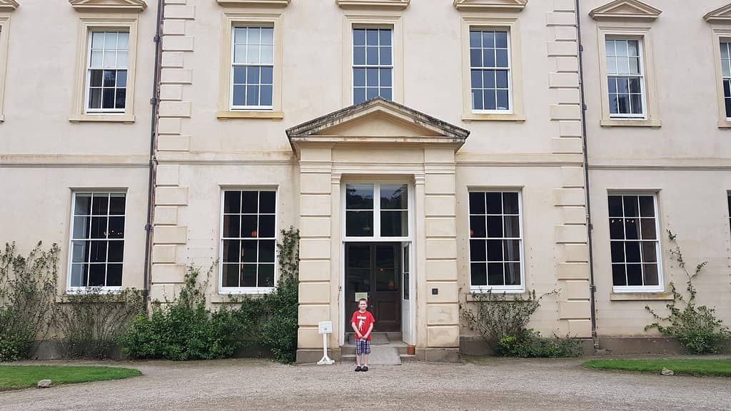 Charming Cafe & Cakes