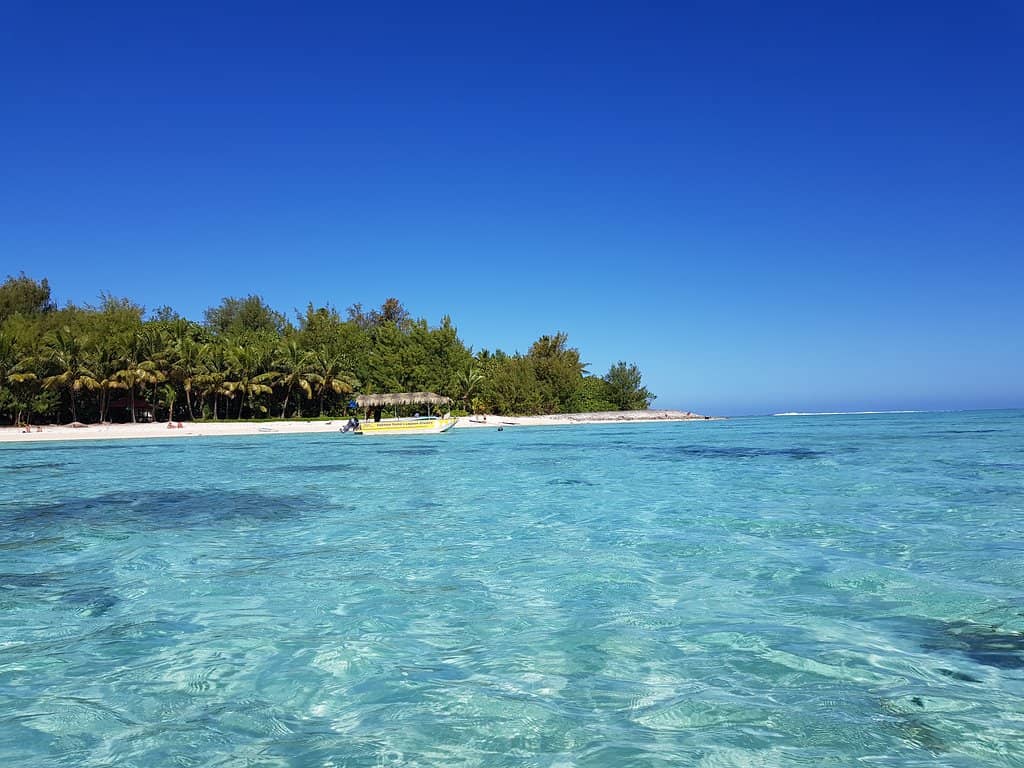 Muri Lagoon's Turquoise Waters