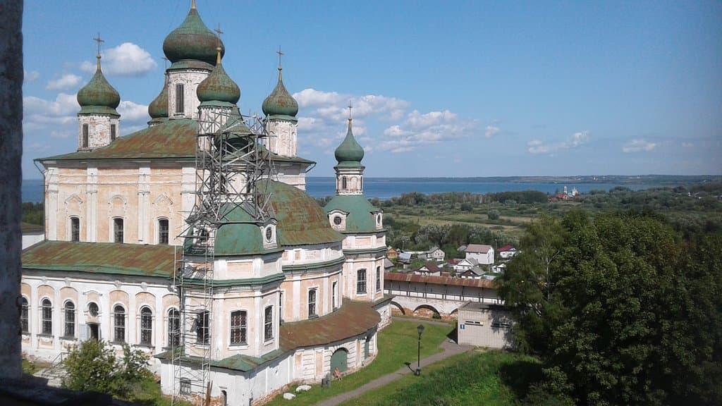 Вид с колокольни на монастырь