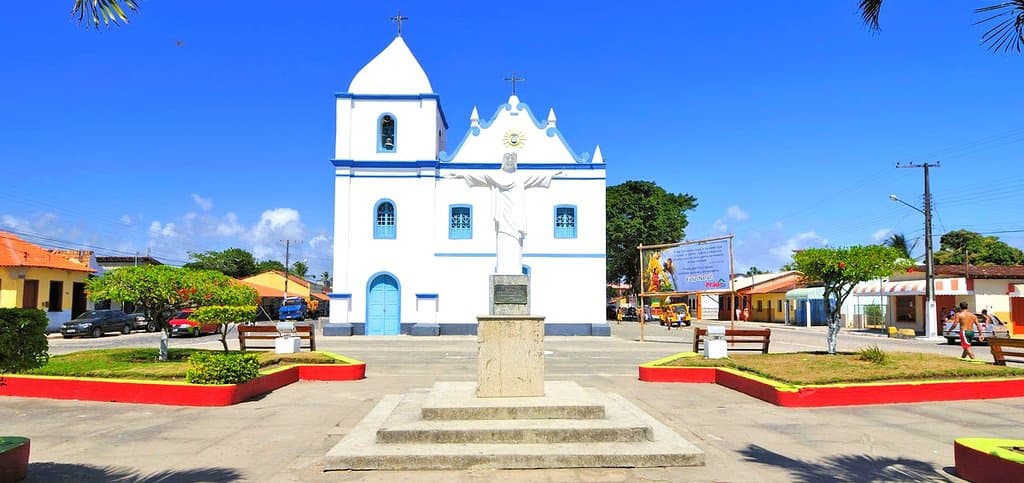 vista da frente da igreja da Nossa Senhora da Purificação, a 150m da Praia