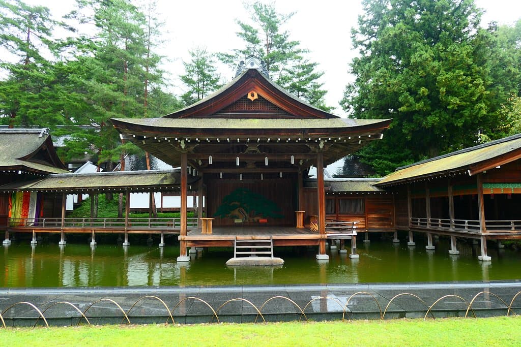 こんな素敵な場所で能を見てみたいですね!!