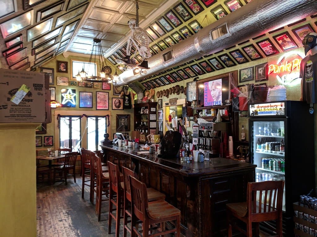 Lotz To Look At Inside!