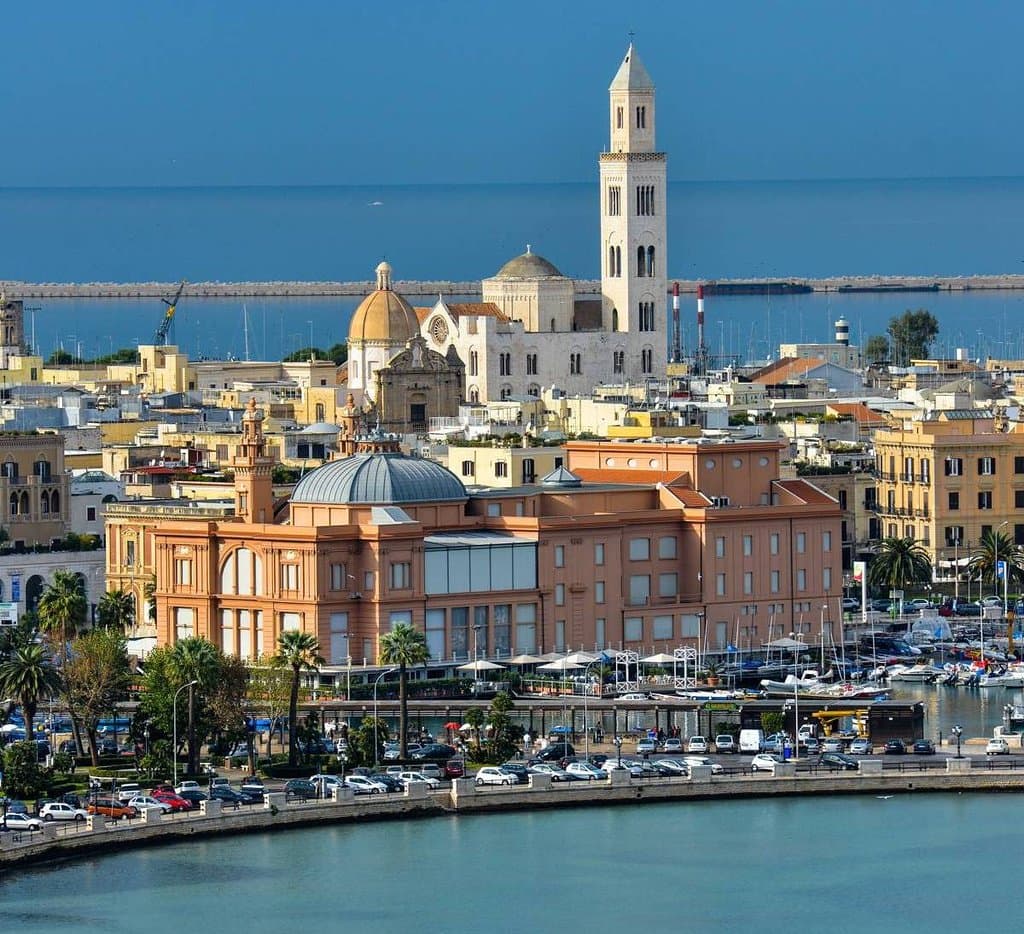 Sempre con lo sguardo ad oriente, Bari vecchia accoglie i viaggiatori da secoli.