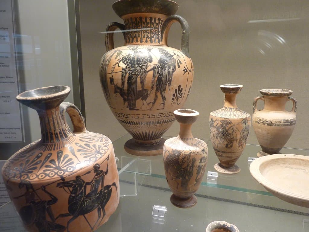 Vitrinas llenas de cerámica de la época del Partenón
