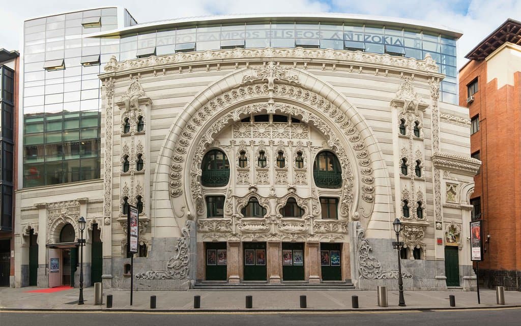 El Teatro Campos Elíseos sufrió una renovación en 2010, que mantuvo la fachada a la vez que la incorporó a una solución arquitectónica moderna.